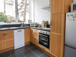 Dishwasher, high chair - The Old Sunday School, Sennybridge (Brecon)