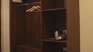 Deluxe Double Room | Almari pakaian