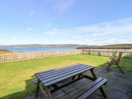 Outdoor dining. Sunset Cottage, Craignure, Isle Of Mull
