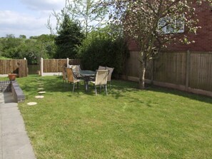Outdoor dining - Rosewaters Cottage, Astley Burf (Stourport on Severn)