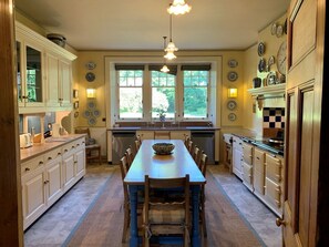 Dishwasher, high chair - Dungarthill House, Dunkeld (Dunkeld)