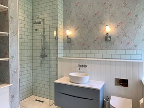 Shower - Dungarthill House, Dunkeld (Dunkeld)