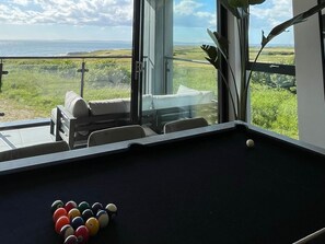 Games room - The Links 40: Stunning Sea Views (Porthcawl)