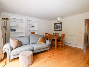 Living area - 24 Baldwin Close, Hartley Wintney (Hook)