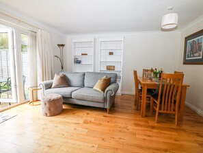 Living area - 24 Baldwin Close, Hartley Wintney (Hook)