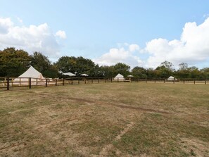 Property grounds - Charming Bell 2 Property in Minety (Cirencester)