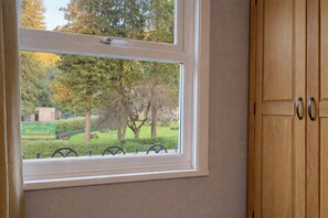 Interior - Charming Waterfall Cottage Retreat (Rhyl)