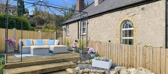 Charming Waterfall Cottage Retreat
