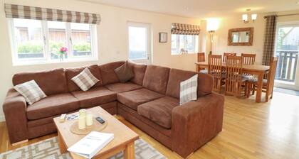 James Ville Marina Lodge 7, Brigg