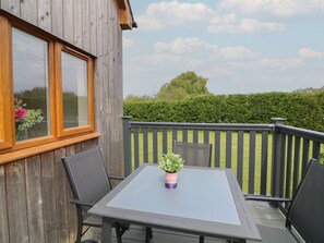 Outdoor dining - James Ville Marina Lodge 7, Brigg (Brigg)