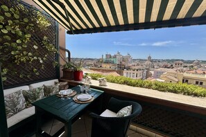 Outdoor dining - Luxury Penthouse With Amazing Views (Roma)