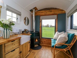 Interior - Wiltshire Weavers Hut, Christian Malford (Chippenham)