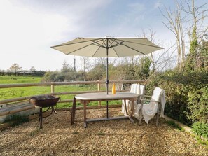 Outdoor dining - Wiltshire Weavers Hut, Christian Malford (Chippenham)