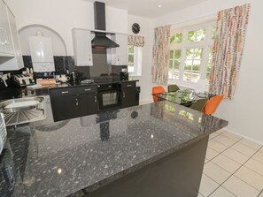 Private kitchen - Raglan Lodge, Monmouth (Monmouth)