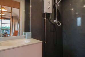 Bathroom - The Bothy Retreat Near Great Ground Fm (Warminster)