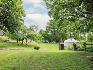 A grassy outdoor area with a hammock, a tent, and a small structure. - Moonlight Retreat in Ventnor (Ventnor)