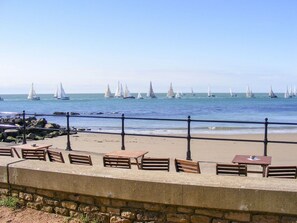 Beach nearby - Moonlight Retreat in Ventnor (Ventnor)