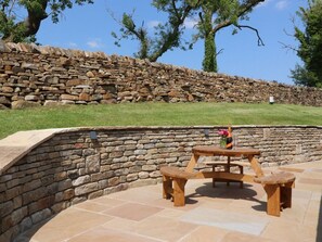 Outdoor dining - Pendle: Charming Retreat in Clitheroe (Nelson)