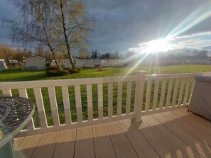 Terrace/patio - Hoburne Cotswolds Retreat (South Cerney)