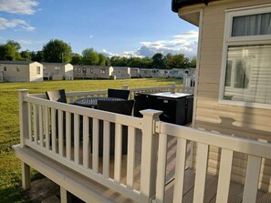 Outdoor dining - Hoburne Cotswolds Retreat (South Cerney)