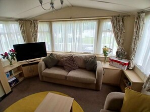 Living area - Hoburne Cotswolds Retreat (South Cerney)