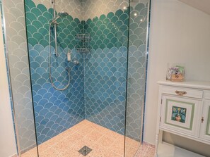 Shower - Golden Valley View, Stroud (Stroud)