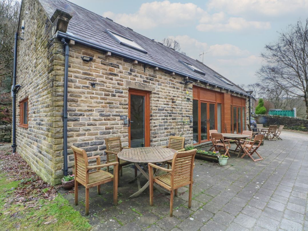 屋外ダイニングエリア. Cragg Hall View, Cragg Vale