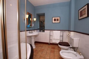 Shower - Glenfarg House, Glenfarg (Glenfarg)