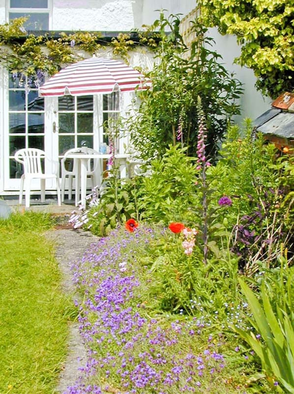 Outdoor dining - Coles Cottage: Family Retreat in Holsworthy (Holsworthy)