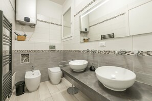 Apartment | Bathroom | Shower, hair dryer, bidet, towels - Roberto Flat - 10 min da Fiera di Verona (Verona)