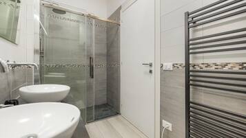 Appartamento | Bagno | Doccia, asciugacapelli, bidet, asciugamani