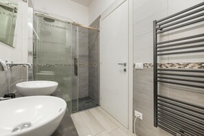 Apartment | Bathroom | Shower, hair dryer, bidet, towels - Roberto Flat - 10 min da Fiera di Verona (Verona)