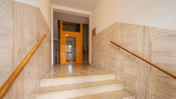 A marble staircase with wooden handrails leading to a door. - Roberto Flat - 10 min da Fiera di Verona (Verona)