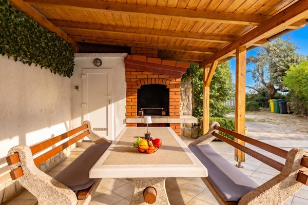 Family House, 3 Bedrooms, Microwave (Hidden Hill Lopar With Sauna &) | Outdoor dining