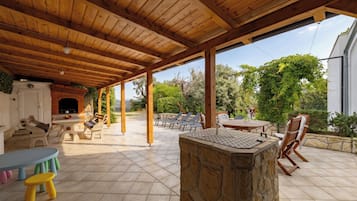Family House, 3 Bedrooms, Microwave (Holiday Home Hidden Hill Lopar) | Outdoor dining