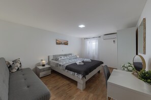 Casa família, vários quartos (Holiday Home Hidden Hill Lopar) | 3 quartos, escrivaninha, ferros/tábuas de passar roupa