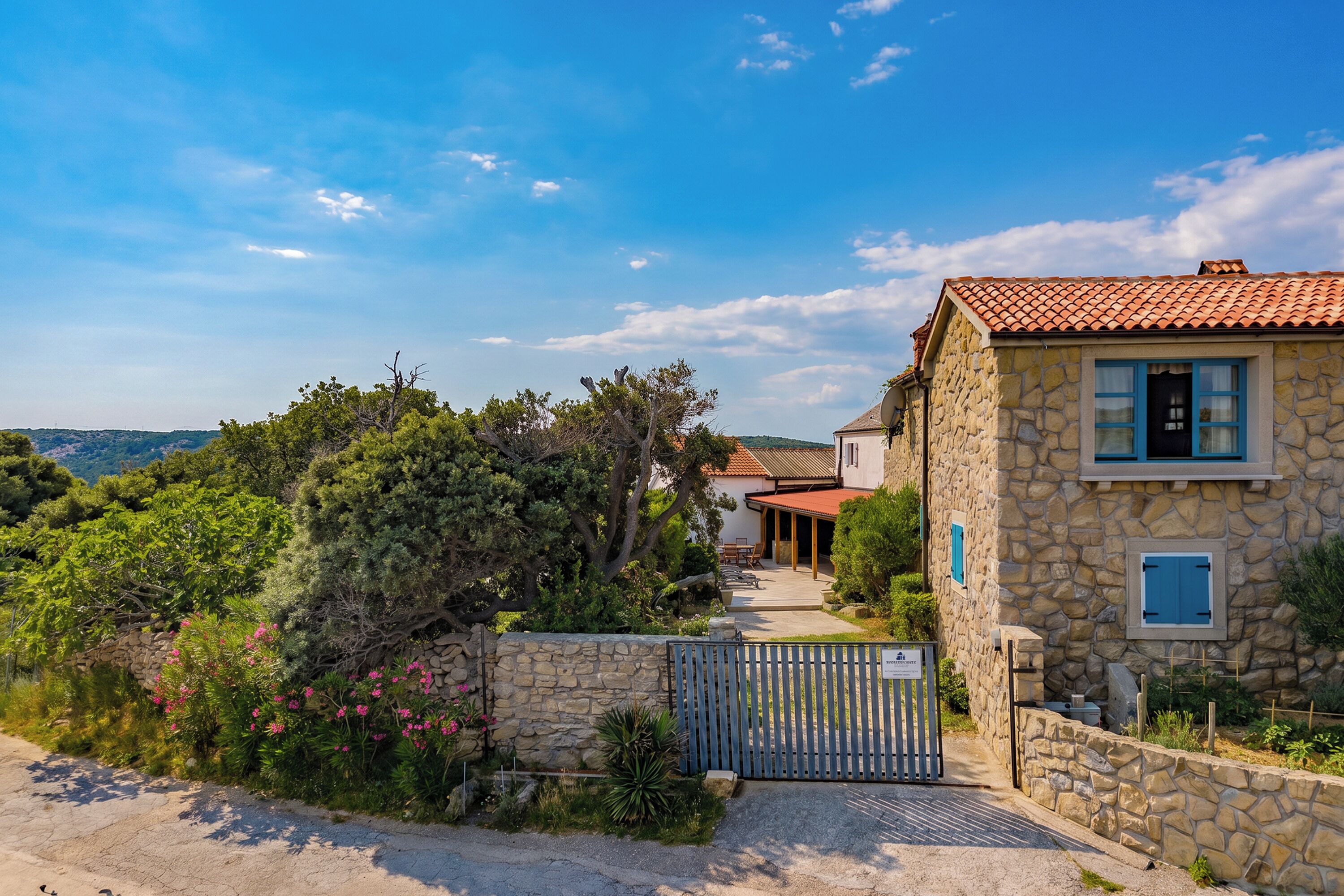 Family House, 3 Bedrooms, Microwave (Holiday Home Hidden Hill Lopar) | Property grounds
