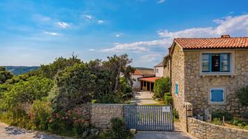 Family House, 3 Bedrooms, Microwave (Holiday Home Hidden Hill Lopar) | Property grounds