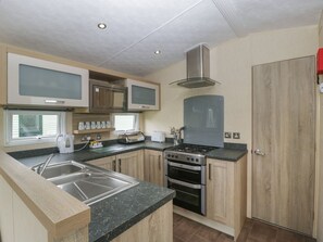A kitchen with a sink, stove, oven, and microwave. - Mallard is situated in Shobdon (Leominster)