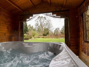 Outdoor spa tub - Woodpeckers, Willand (Cullompton)