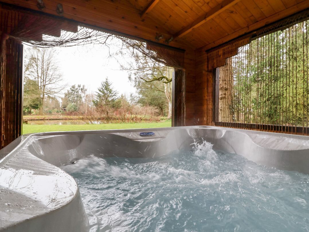 Bañera de hidromasaje al aire libre