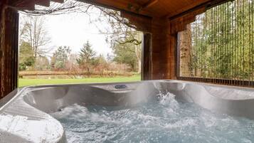 Bañera de hidromasaje al aire libre