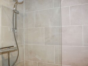 Shower - Lannlyvri Lodge, Lostwithiel (Bodmin)