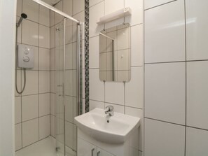 Shower - Flat 2, Big Tree Holiday Flats, Paignton (Paignton)