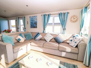 Living area - Durdle Door Holiday Park: Beachcombers Retreat (Wareham)