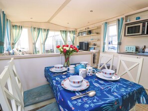 Dining - Durdle Door Holiday Park: Beachcombers Retreat (Wareham)