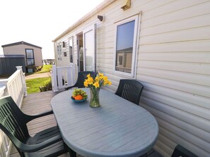 Outdoor dining - Durdle Door Holiday Park: Beachcombers Retreat (Wareham)