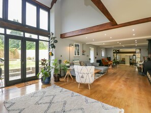 Lobby - The Ivy Barn Govilon Sir Fynwy (Wales)