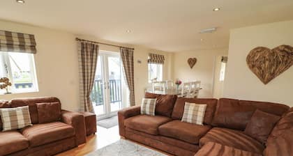 James Ville Marina Lodge 9, Brigg