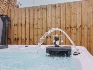 Bañera de hidromasaje al aire libre